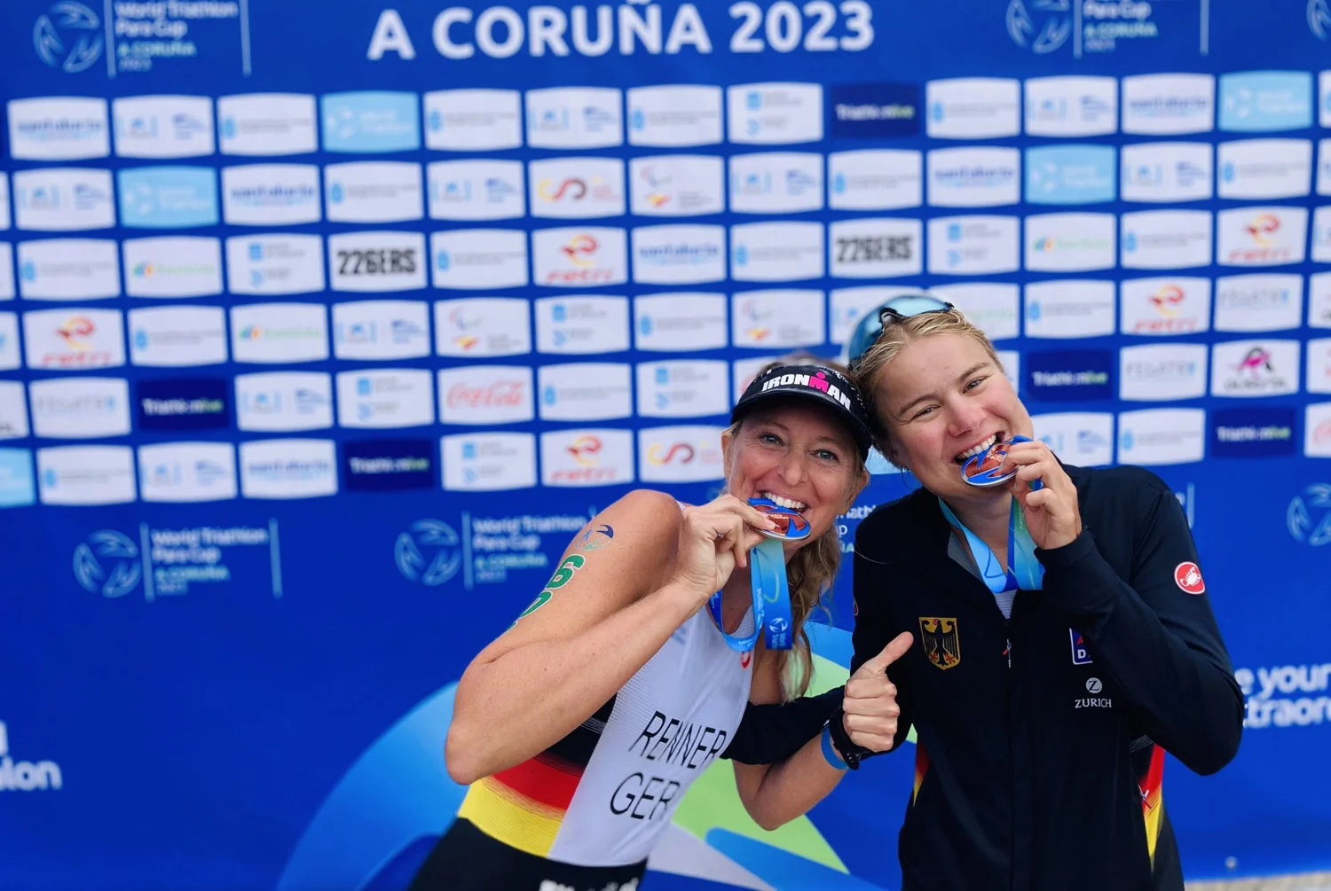 Anja Renner Para-Triathletin Medaille