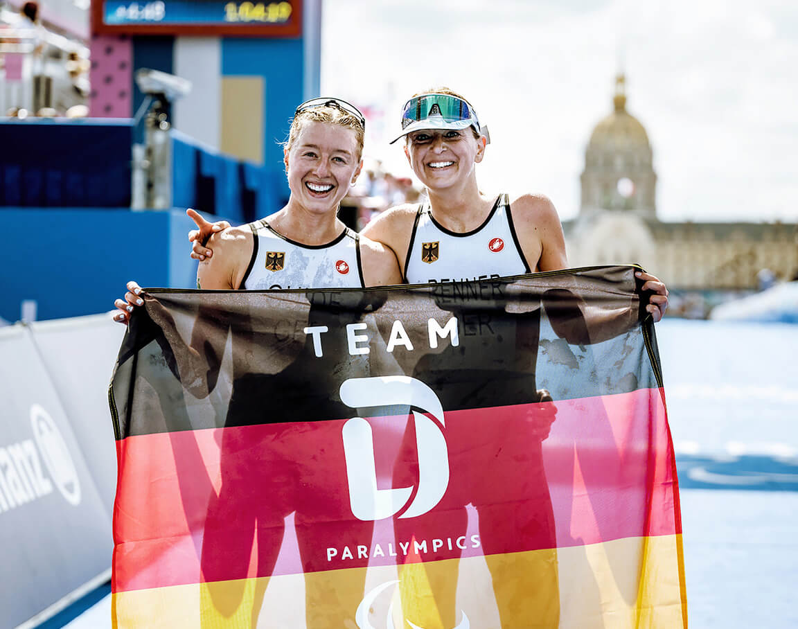 Anja Renner mit Maria auf mit einer Deutschlandflagge von Team D bei den Paralympics